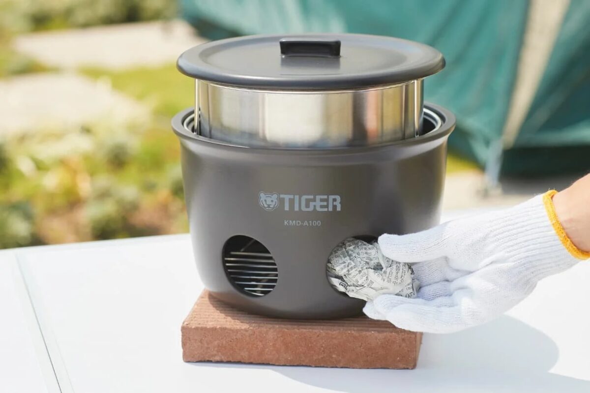 屋外でタイガー製の野外炊飯器KMD-A100を使用する様子