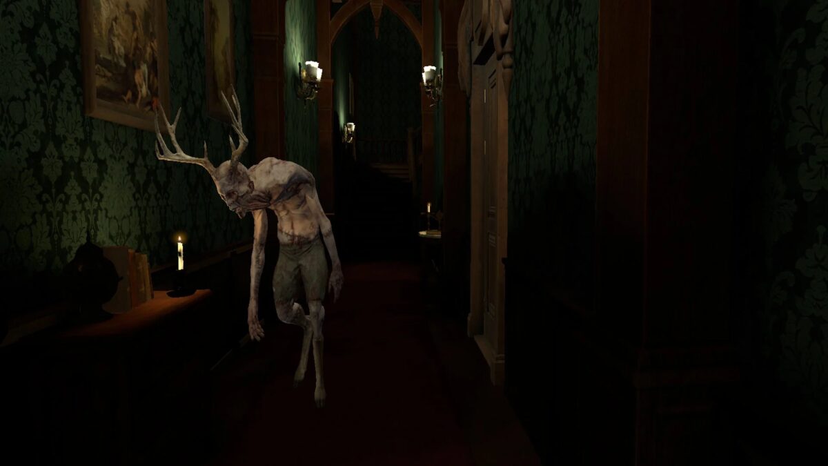 薄暗い廊下で鹿の角を持つ異形のクリーチャー
