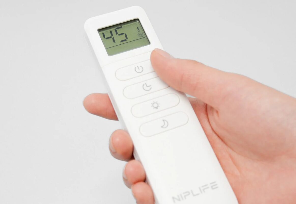 リモコンで操作する様子