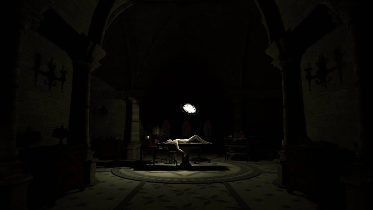 ゴシック様式の部屋に横たわる白い体