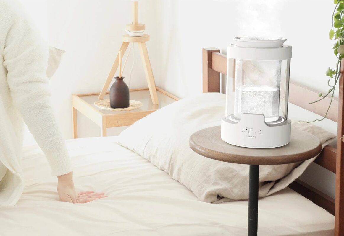寝室で加湿器を使用する様子