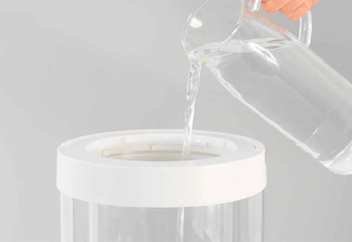 上から水を注ぐ様子