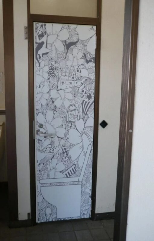 公衆トイレのドアラッピング