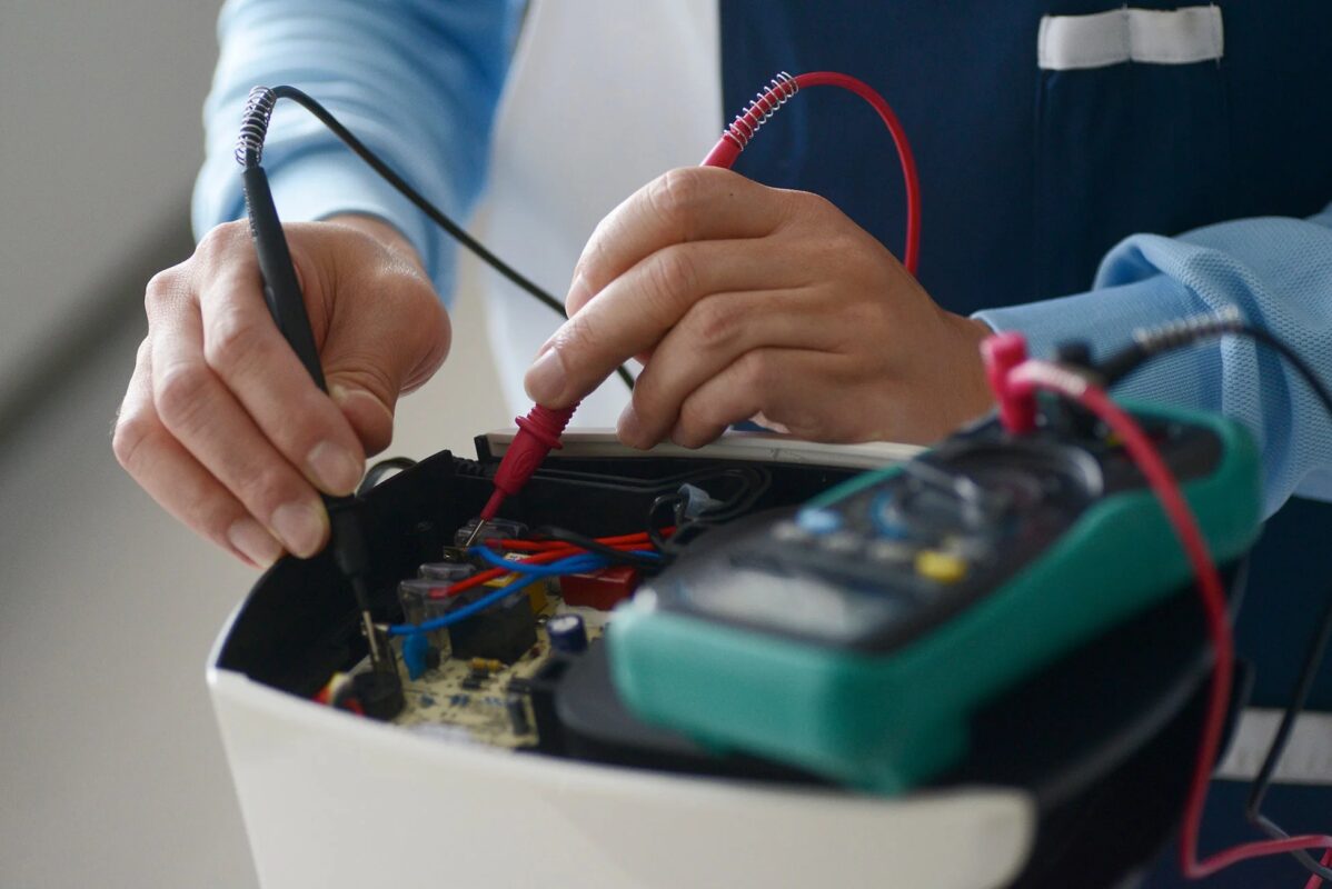 電気機器の内部を点検・修理する技術者の手元