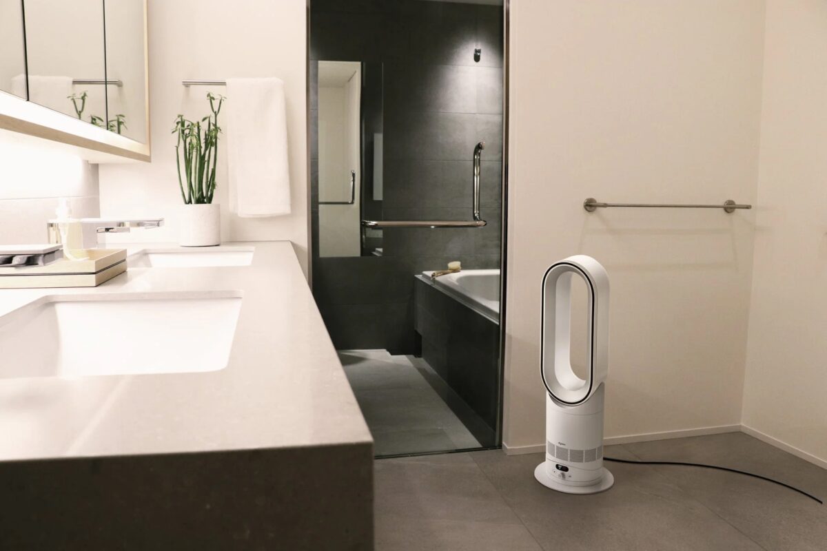モダンなバスルームに置かれたDyson Hot+Cool&trade; HF1