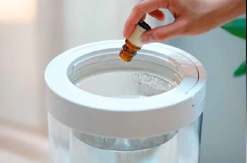 アロマオイルを垂らす様子