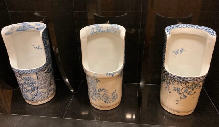 新潟・加茂市の老舗日本料理店「清雲亭山重」、有田焼の特別なトイレを期間限定公開