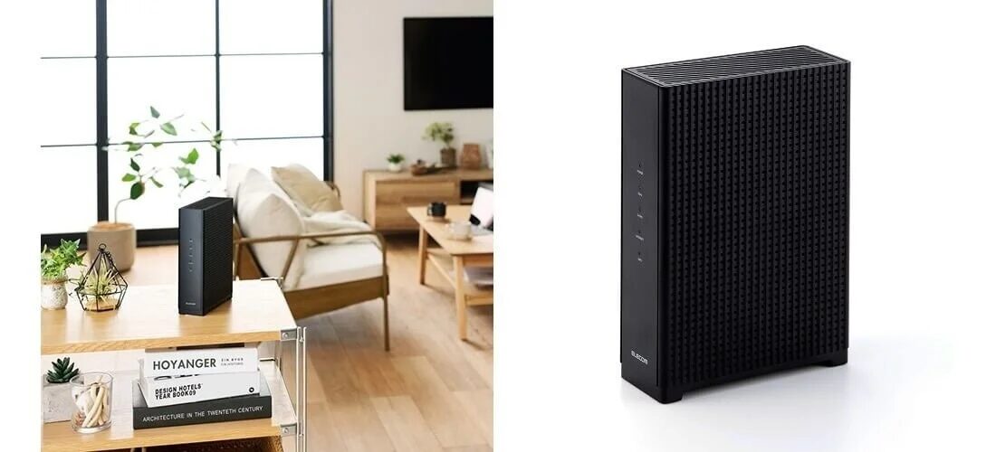 黒いネットワーク機器（ELECOM製）が、モダンなリビングルームの棚に置かれた様子